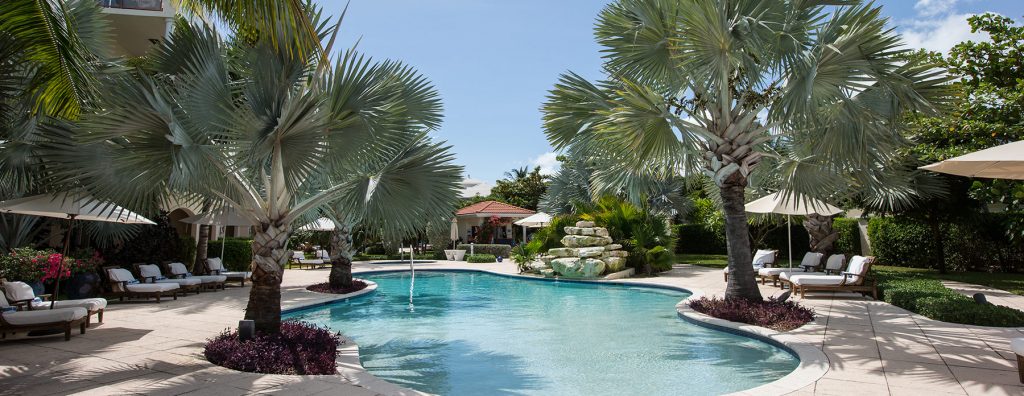 villa-del-mar-lounge-pool-area
